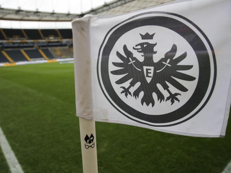Eine Eckfahne mit dem Eintracht-Logo in der Commerzbank-Arena. Foto: Frank Rumpenhorst/Archiv