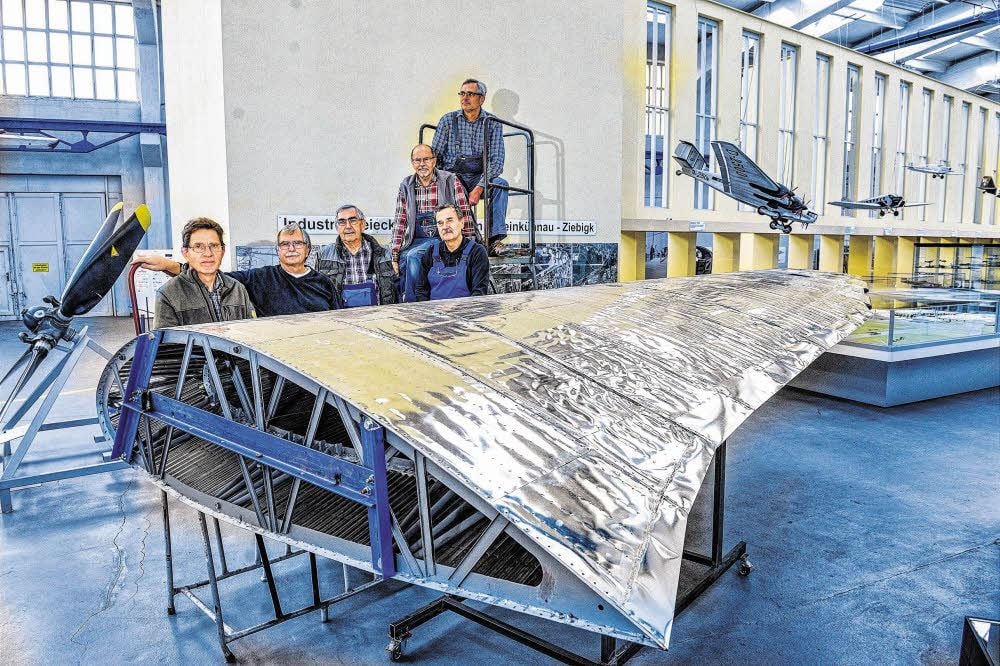 Sie gehören zur Crew, die die J1 wieder zum Leben erwecken will: Lothar Höppner, Wolfram Peschetz, Erhard Chory, Peter Schenke, Albrecht Höhne, Wilfried Mühlisch (v.l.n.r). Der erste Flügel ist fast geschafft.