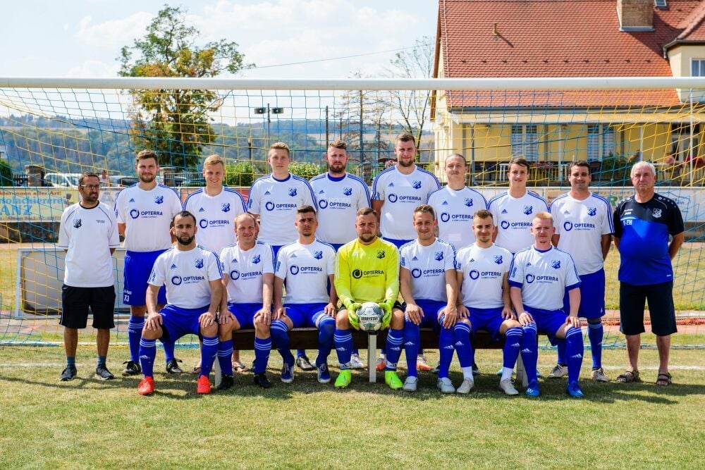 Kreisoberligist FC ZWK Nebra vor der neuen Saison - hinten, v.l.: Trainer Ralf Kretzschmar, Hannes Schröder, Tobias Breuer, Lars Hess, Kevin Tille, Lukas Poweleit, Lukas Sander, Niklas Hesse, Christian Schmidt, Mannschaftsleiter Hans-Erich Hauschild; vorn, v.l.: Sorbon Saidov, Markus Konieczny, Richard Fritsche, Andy Horstmann, Oliver Schulschefski, Marvin Christiani, Dennis Schmidt.
