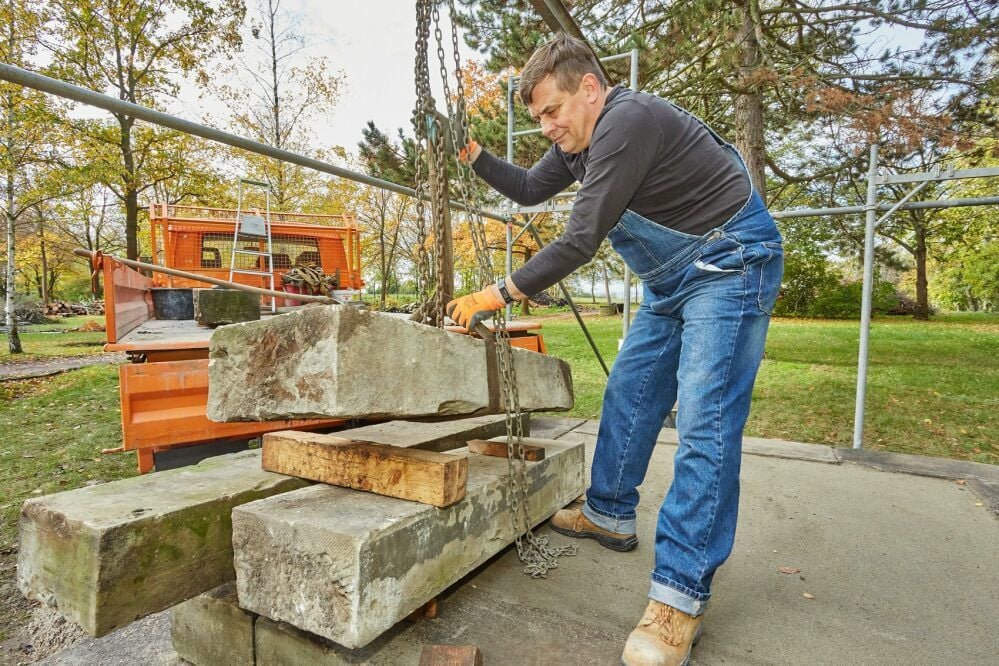 Bildhauer und Steinmetzmeister Steffen Kalisch kümmert sich um die etappenweise Umsetzung und die Restaurierung des Kriegerdenkmals, das auf dem Friedhof III einen würdigen Platz erhält.