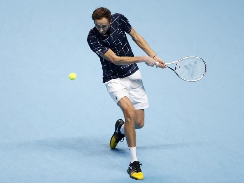 Daniil Medwedew im Halbfinale in Aktion gegen Rafael Nadal. Foto: Frank Augstein/AP/dpa