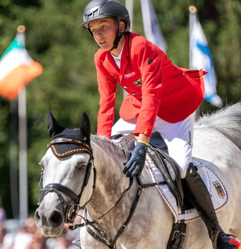 Magnus Schmidt auf seinem Pony „An Angel“, das eigentlich ein zu klein geratenes Großpferd der Rasse Dänisches Warmblut ist.