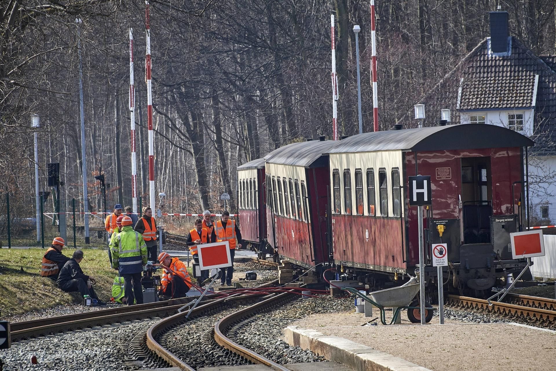 Die historische Kleinbahn Molli entgleiste kurz vor dem Bahnhof Heiligendamm. Dabei verletzten sich drei Reisende zum Teil schwer.