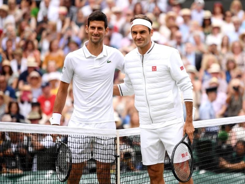 Novak Djokovic (l) und Roger Federer lächeln vor dem Spiel in die Kamera. Foto: Laurence Griffiths/Pool/PA Wire