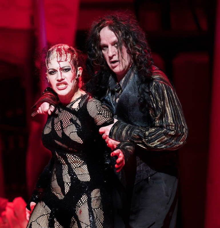Das Publikum in Halle feierte Katharina Schutza als Mrs. Lovett und Gerd Vogel als Sweeney Todd.