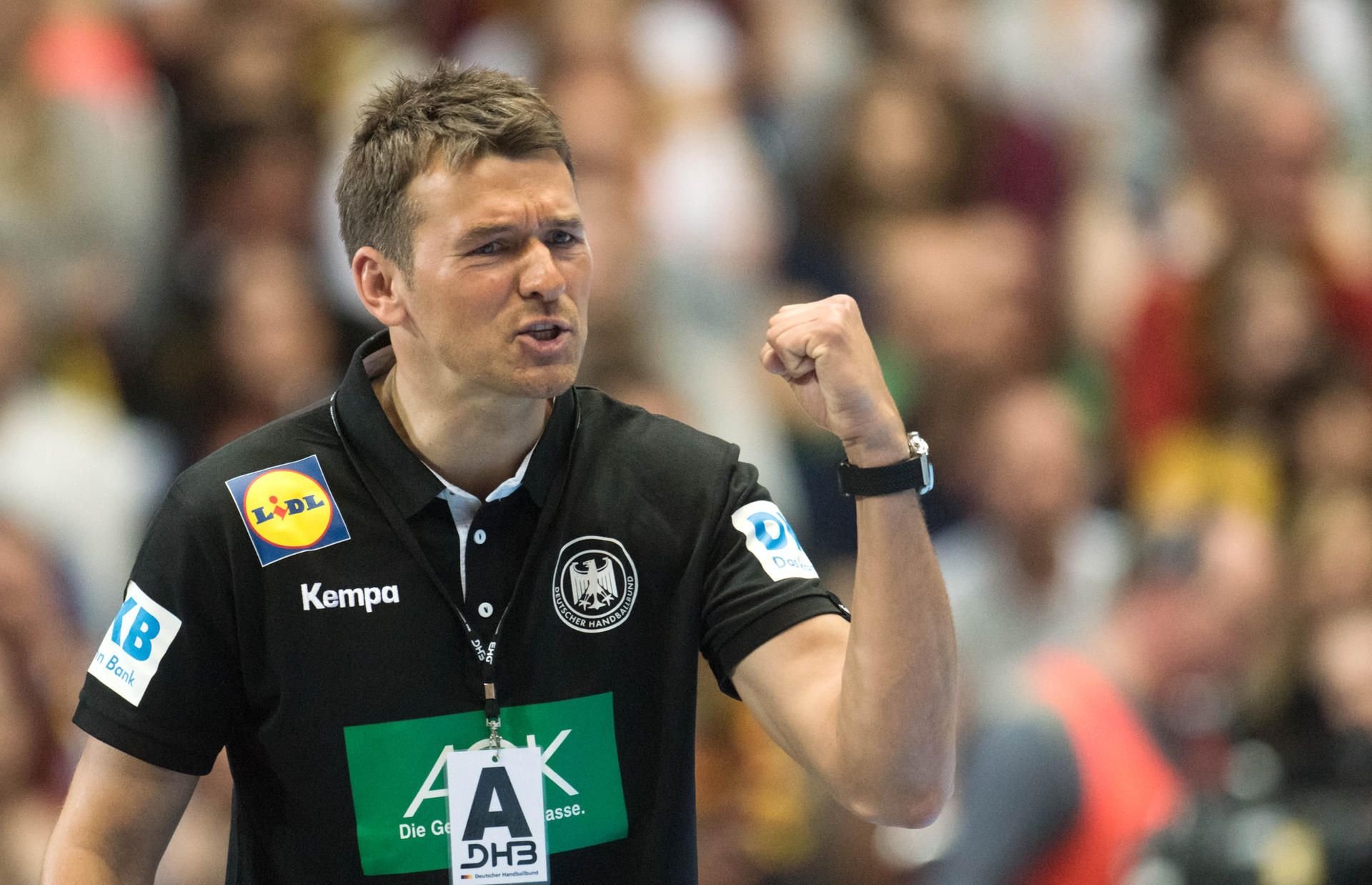 Geballte Faust bei Bundestrainer Christian Prokop beim zweiten Sieg gegen Serbien.