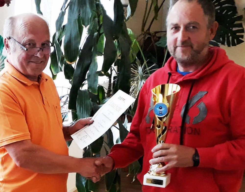 Matthias Barth (r.), Vorsitzender des KSV 1950 Flemmingen, nimmt die Ehrung für das erfolgreiche Jugendteam seines Vereins vom Sportwart des Kreisfachverbandes, Klaus Strohbach aus Bad Kösen, entgegen.
