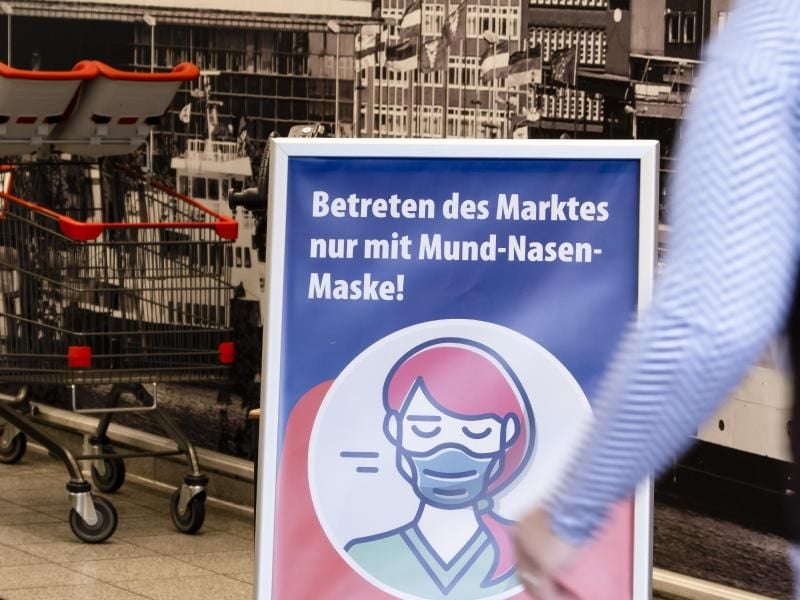 Ein Schild am Eingang eines Supermarkts in Kiel weist auf die Maskenpflicht hin. Foto: Frank Molter/dpa
