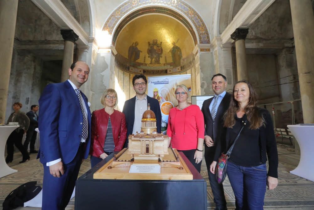 Initiatoren, Geldgeber, Vereinsmitglieder und Träger der Jugendbauhütte zum Projektstart am Modell und unter der Kuppel des Mausoleums.