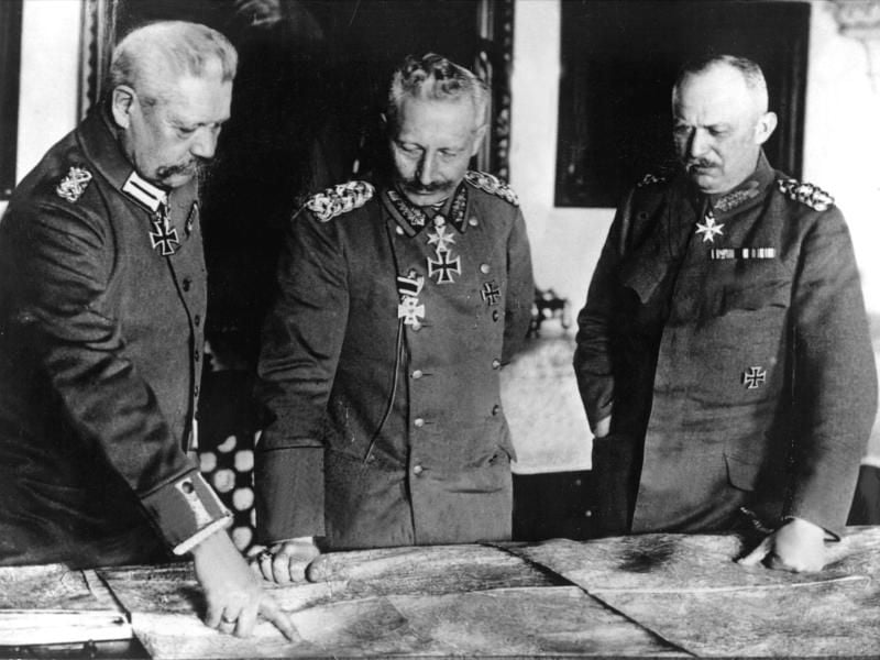 Generalfeldmarschall Paul von Hindenburg (l-r), Kaiser Wilhelm II. und General Erich Ludendorff studieren wärhend des Ersten Weltkriegs eine Landkarte. Foto: dpa
