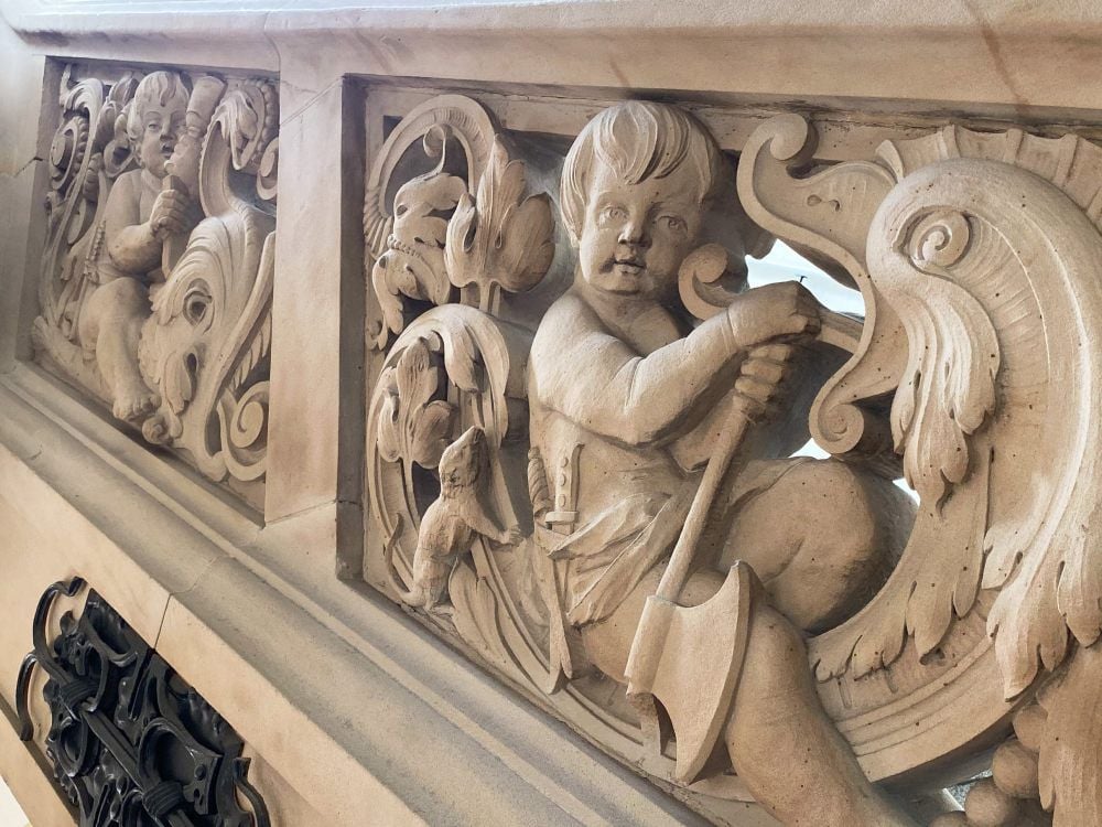 Ratten im Dessauer Rathaus (links neben der Figur) verweisen auf die Rolle der Nager bei der Übertragung von Krankheiten.