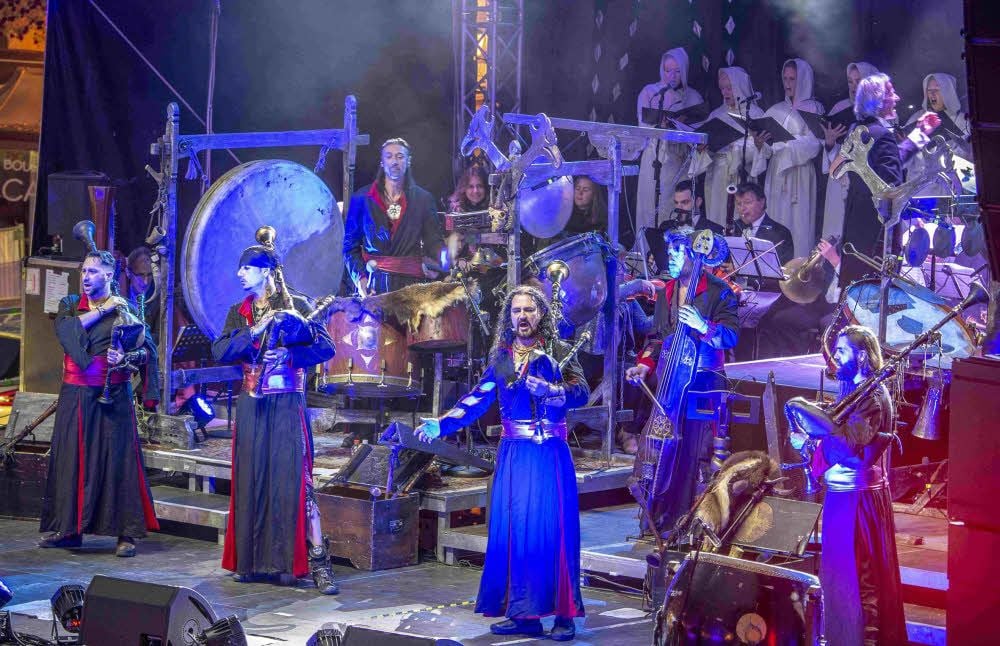 Orchester und Chor verstärkten die Band „Corvus Corax“.