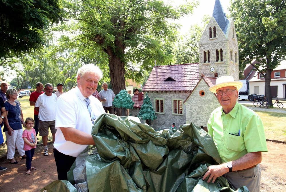 Roland Halang (li.) und Günther Beinert enthüllen des Modell der Klosterkirche auf dem Bürgerplatz.