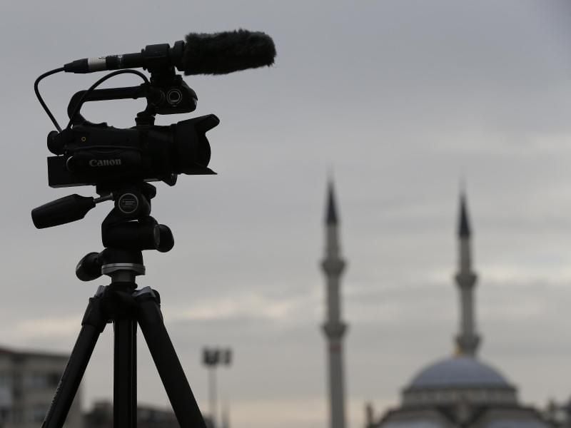 Eine TV-Kamera steht vor einem Gericht in Istanbul. Foto: Lefteris Pitarakis/Illustration