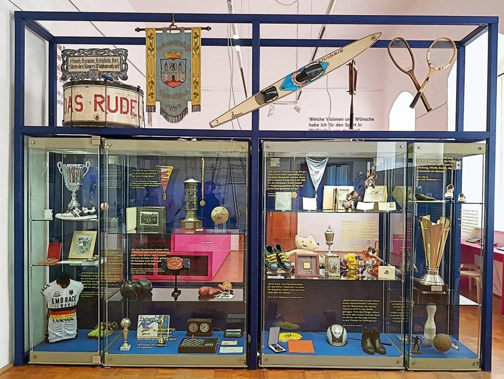 Eine „Ruhmes“-Vitrine des Weißenfelser Sports bildet das Zentrum der Ausstellung „Sportsfreunde bewegen Weißenfels“.