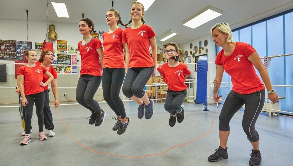 Lea Sophie Höhndorf (von links), Trainerin Diana Grunow, Amelie Franz, Annabell Gehrke, Mia Bahn, Leonie Rosi Franz und Diana Bahn trainieren den Sprung durch das große Seil.