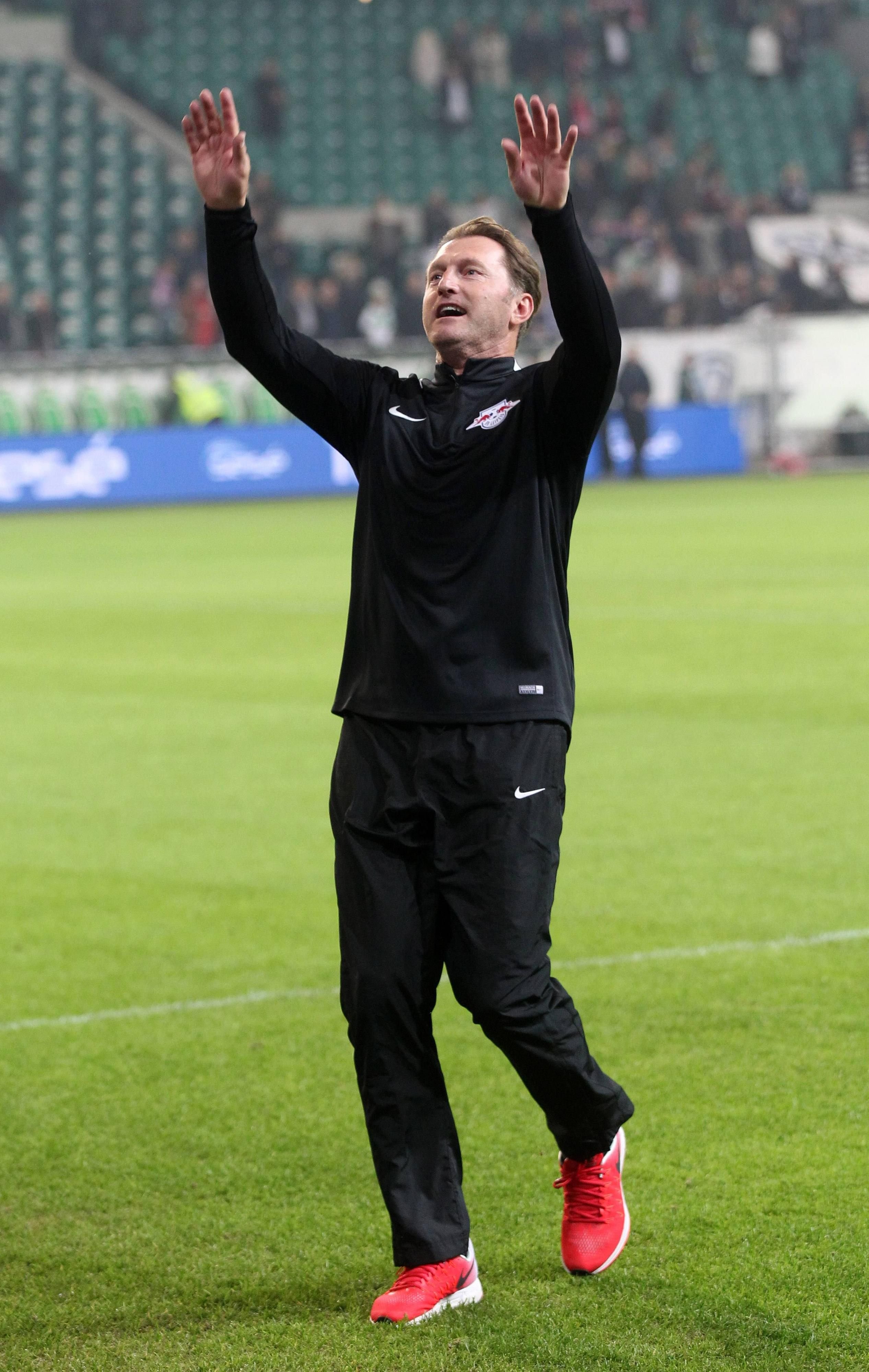 Er scheint den Rummel um seine Person mittlerweile zu genießen: RB-Coach Ralph Hasenhüttl beim Schlussjubel vor dem Fanblock der Roten Bullen.