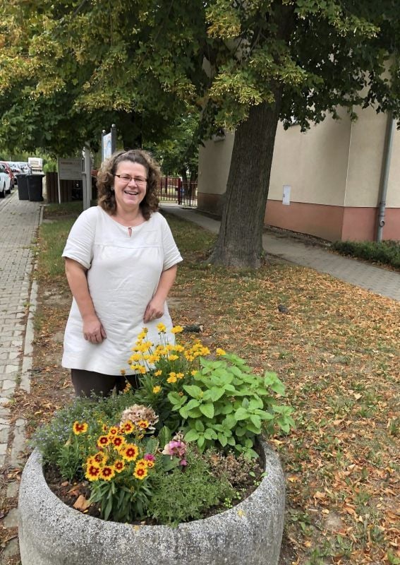 Auch diesen Kübel vor dem alten Kindergarten hat Ines Veith frisch bepflanzt.