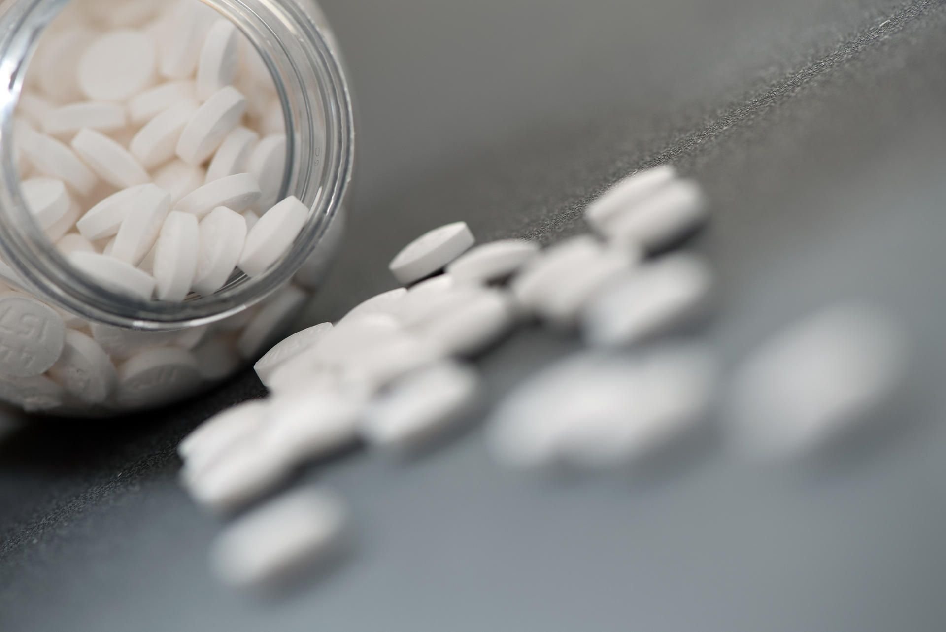 Schmerzmittel etwa mit Acetylsalicylsäure (ASS), Diclofenac oder Ibuprofen sind oft ohne Rezept in der Apotheke erhältlich.