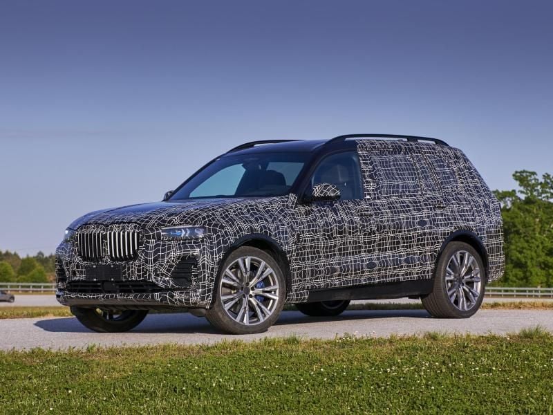 Noch ist der BMW X7 nur als Erlkönig unterwegs. Enthüllt wird das SUV-Flaggschiff der Bayern Ende November. Foto: BMW