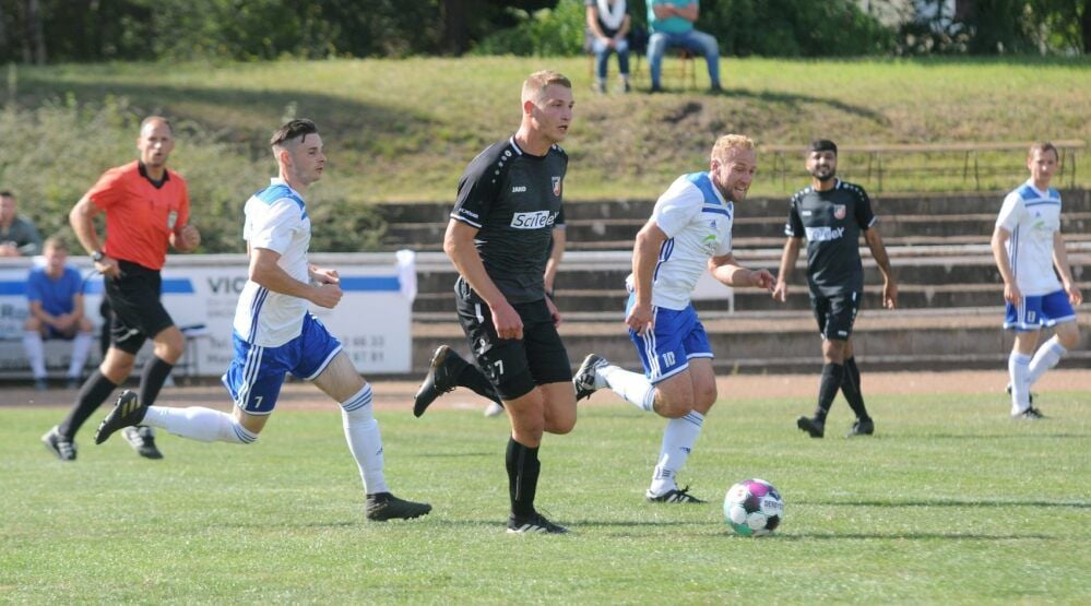 Hannes Niebling, hier im Laufduell mit dem Trebitzer Kapitän Adrian Wildgrube (Nummer 10), glich im Stadion an der Saalestraße mit seinem ersten Pflichtspieltreffer für den Landesligisten SCN zum 1:1-Endstand aus.