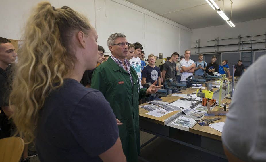 Ausbilder Bernd Rössler zeigt den Azubis im Bildungs- und Technologiezentrum Thale ihr neues Domizil und erklärt den Ablauf für den ersten Arbeitstag.