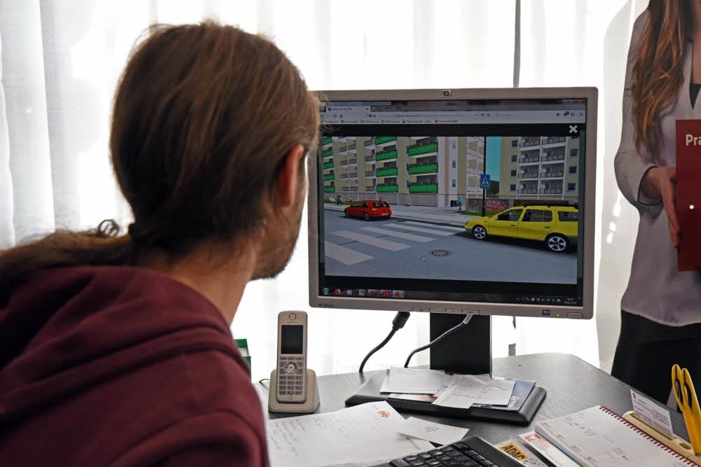 Theorieprüfung am PC: Welches Auto parkt hier falsch? Es ist das gelbe. Hätten Sie es gewusst?