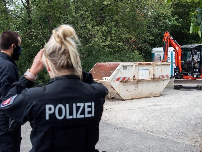 Ein Bagger zieht einen Container zum Abtransport nach Grabungen in einer Kleingartenanlage. Foto: Julian Stratenschulte/dpa/Archivbild
