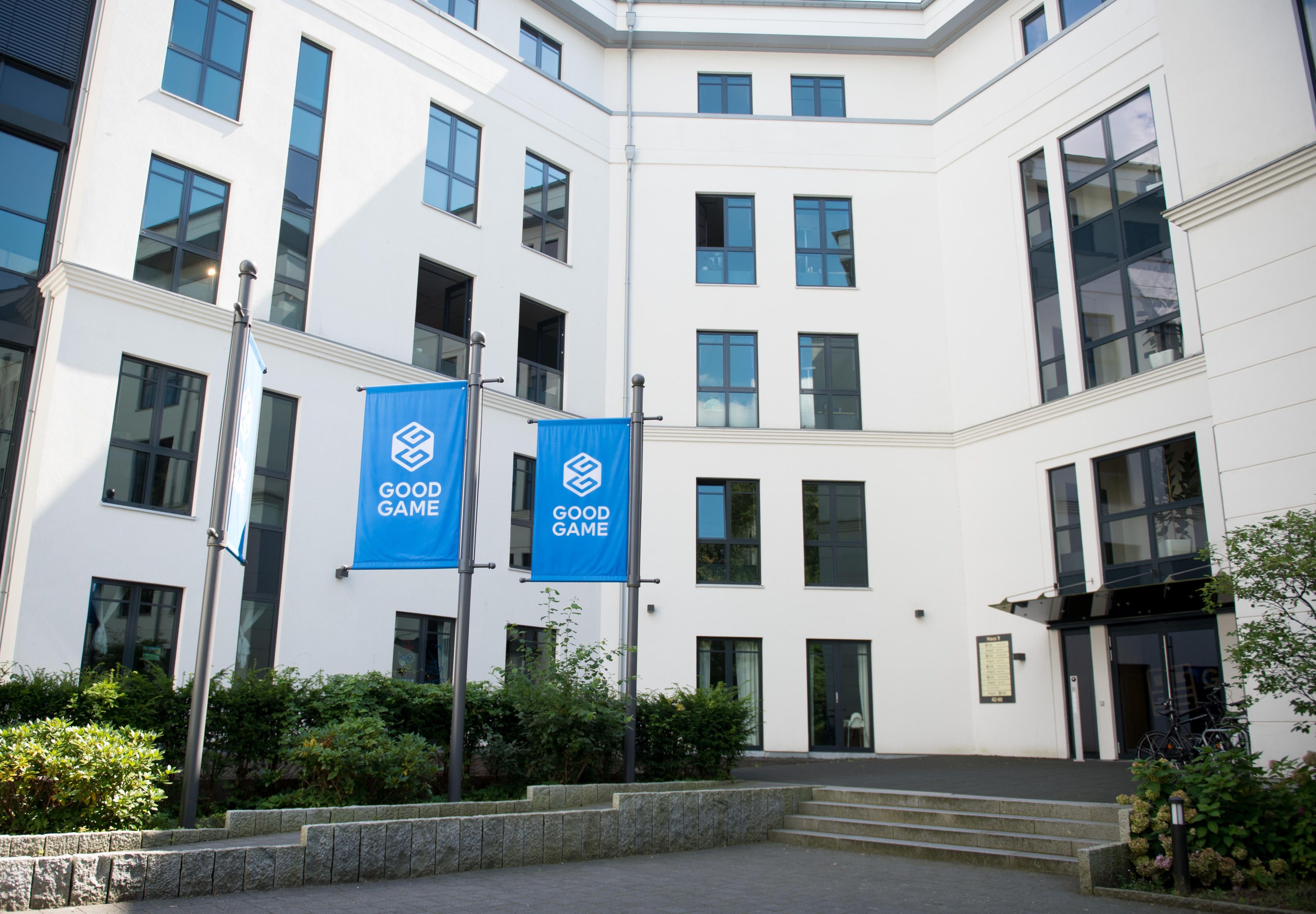 Das Logo des Software-Unternehmens Goodgame Studios ist in Hamburg auf Fahnen vor den Büroräumen des Unternehmens zu sehen.