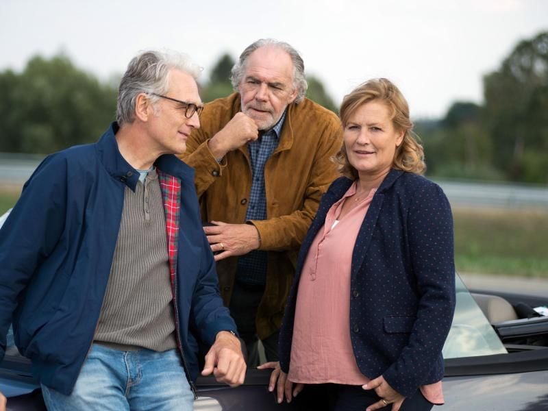 Walter Sittler (l-r), Christian Kohlund und Suzanne von Borsody in der Komödie „Der Liebhaber meiner Frau”. Foto: Thorsten Jander/ARD Degeto/dpa