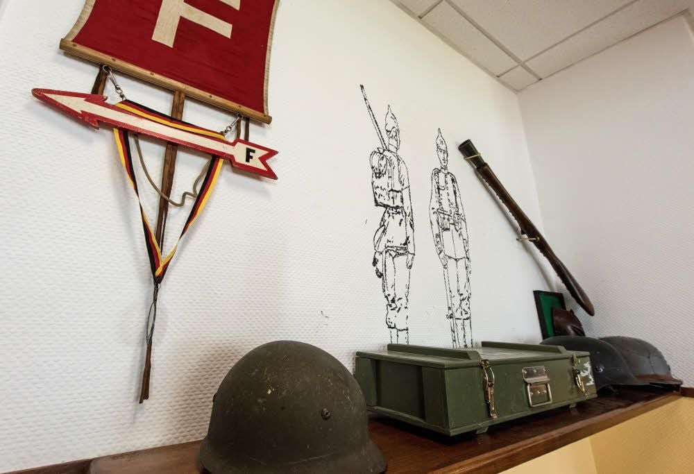 Im Aufenthaltsraum der Bundeswehr in Illkirch wurde ein Stahlhelm auf einem Regal gefunden.