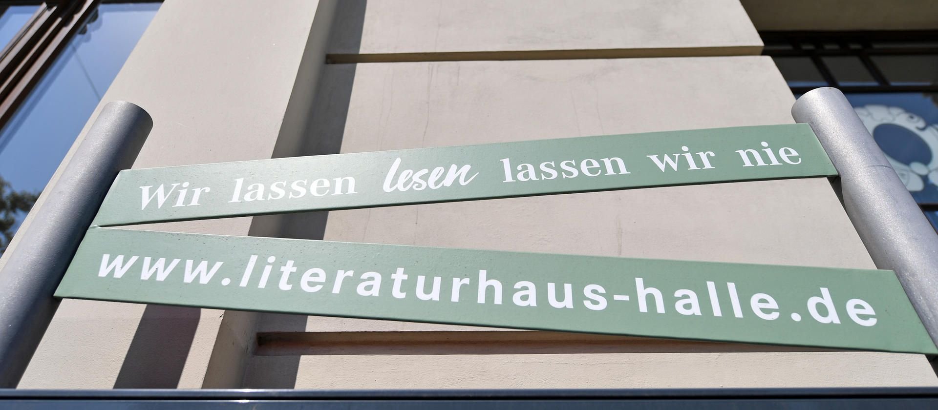 Blick auf den Eingang zum Literaturhaus in Halle