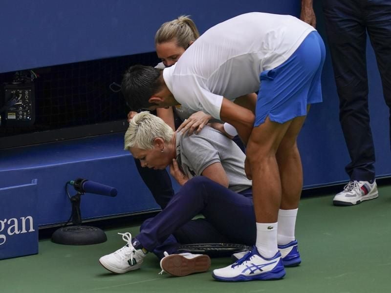 Djokovic hatte eine Linienrichterin mit einem Ball getroffen. Foto: Seth Wenig/AP/dpa