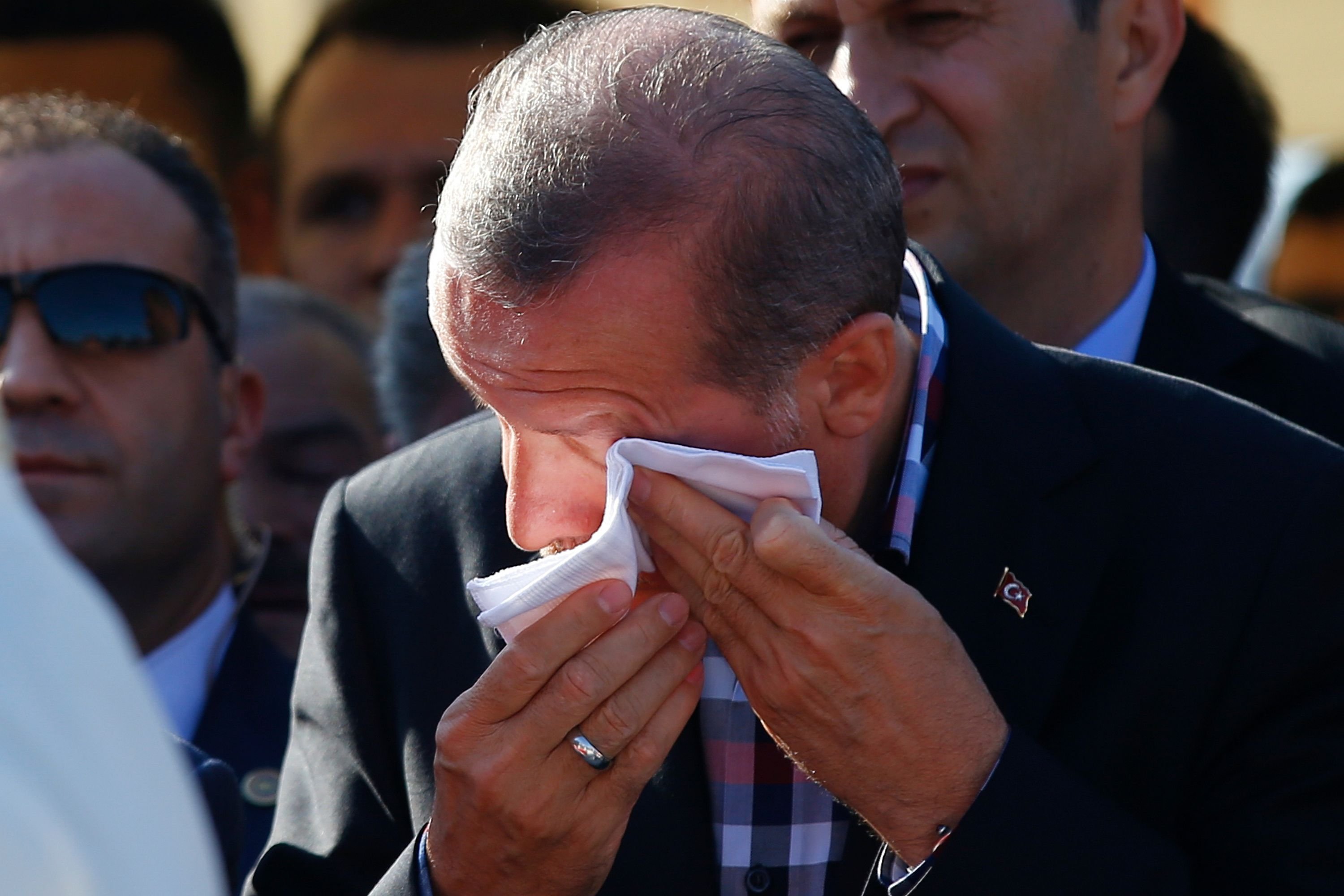Der türkische Präsident Recep Tayyip Erdoğan weint um seinen verstorbenen Freund und dessen Sohn.