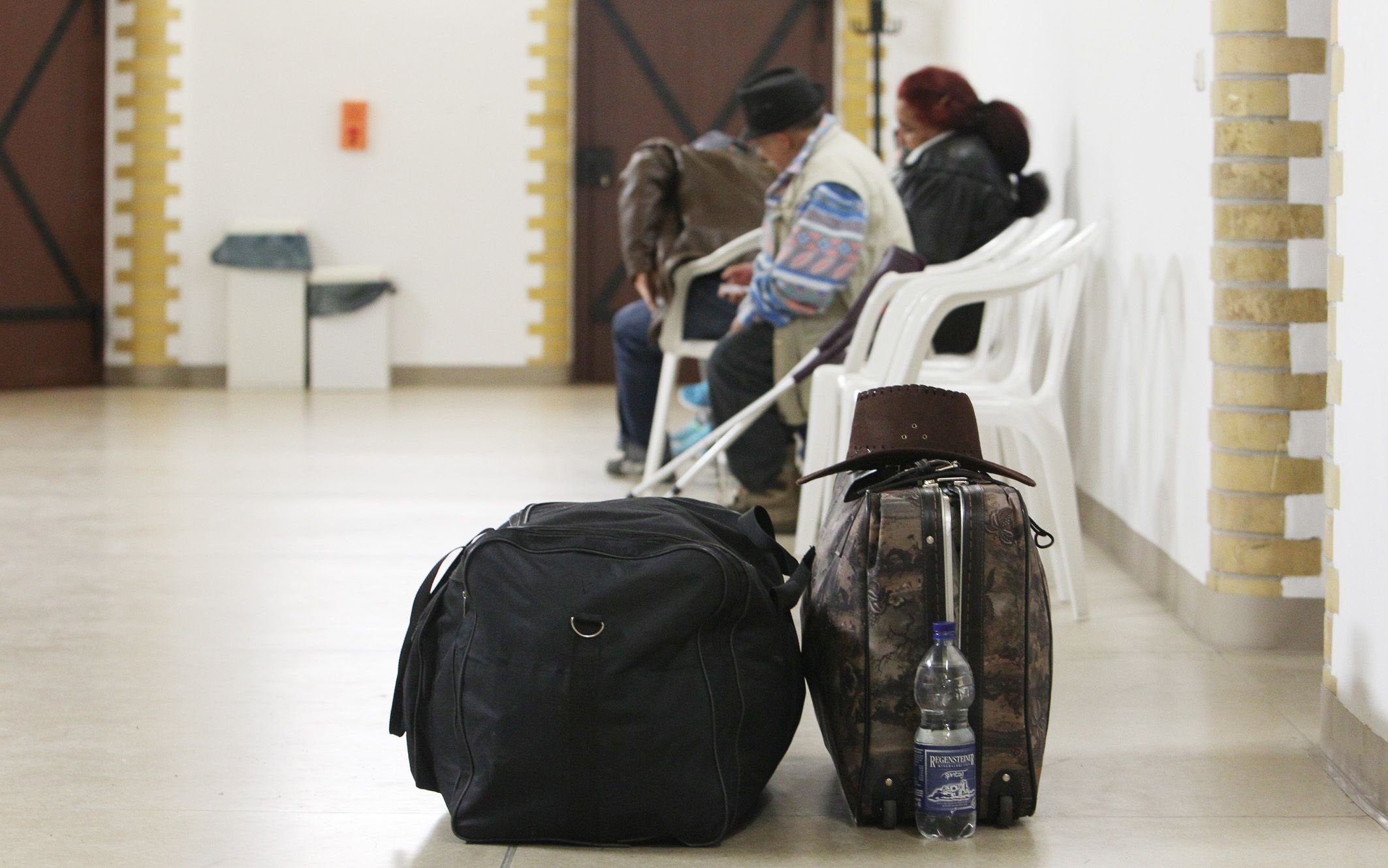 Abgelehnte Asylbewerber warten im Polizeigewahrsam auf ihren Transport zum Flughafen.