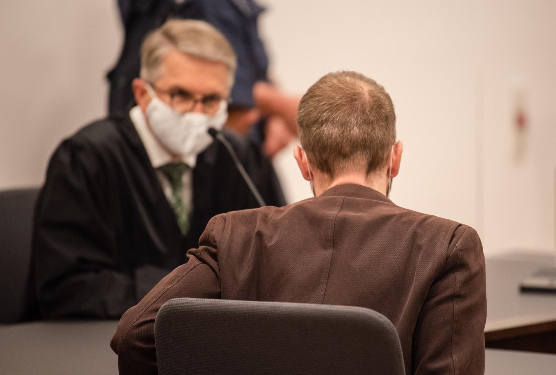 Der Angeklagte (rechts) spricht mit seinem Anwalt Alexander Seifert.