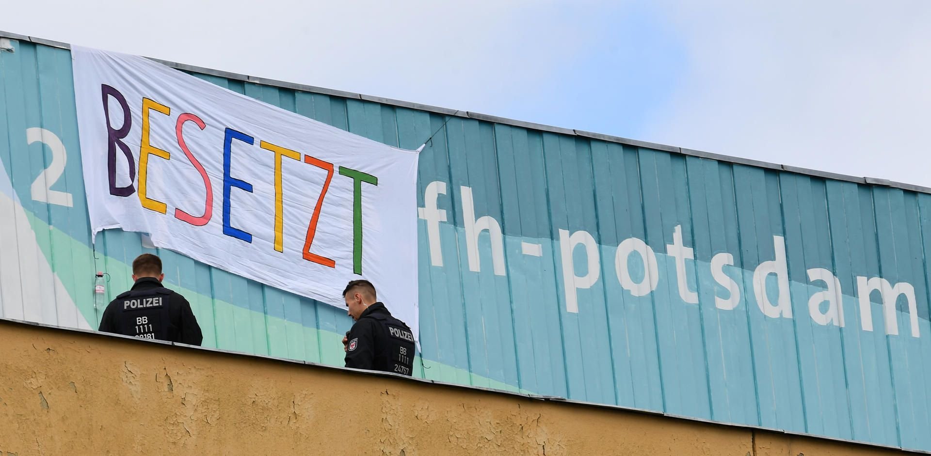 Polizisten stehen in Potsdam (Brandenburg) auf dem Dach der Fachhochschule am Alten Markt.