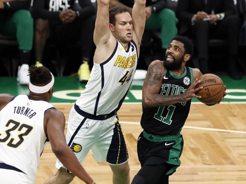 Kyrie Irving (r) erzielte bei dem wichtigen Heimsieg 20 Punkte. Foto: Winslow Townson/FR170221 AP
