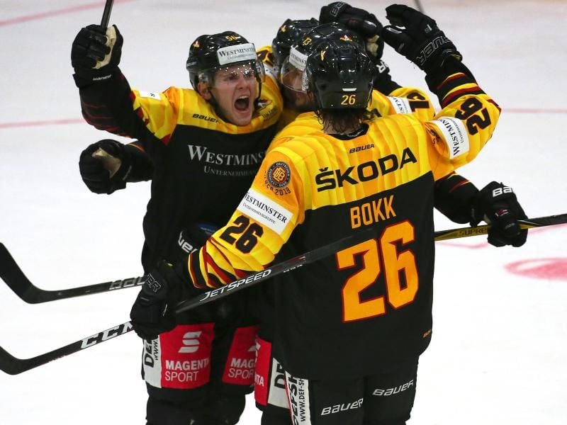 Deutschlands Eishockey-Männern feiern den Sieg im WM-Test gegen die Slowakei. Foto: Karl-Josef Hildenbrand