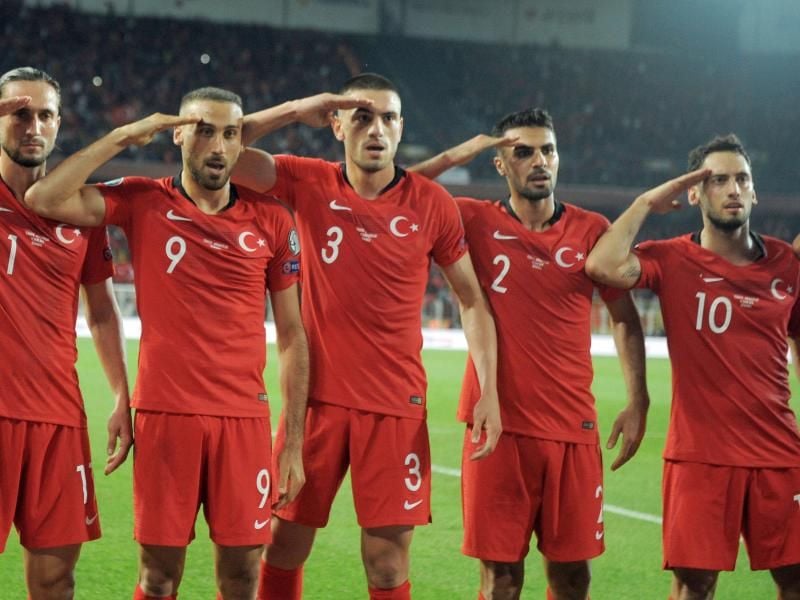 Sorgte erneut für Diskussion: Der Salut-Jubel türkischer Fußball-Nationalspieler. Foto: Uncredited/AP/dpa
