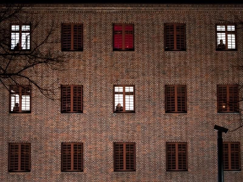 Häftlinge schauen aus den vergitterten Zellenfenster in der Untersuchungshaftanstalt Hamburg an der Holstenglacis. Foto: Christian Charisius/Archiv