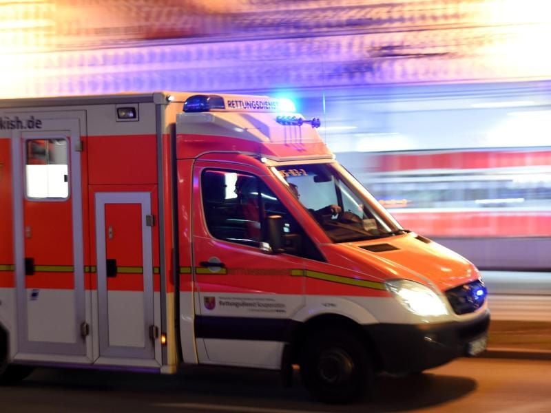 Ein Rettungswagen im Einsatz. Foto: Carsten Rehder/Archiv