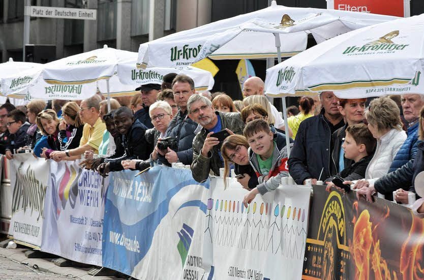 Viele Zuschauer säumen die Strecke beim Peter City-Lauf.