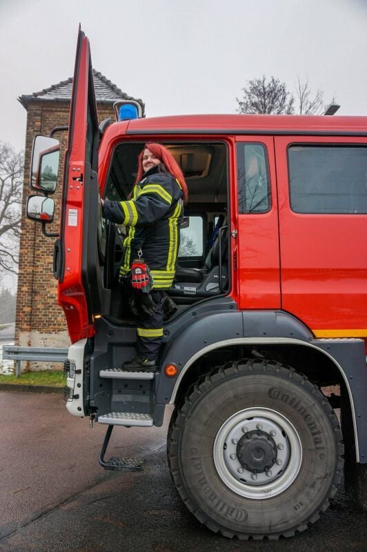 Bianca Bachmann ist die einzige Frau in der Freiwilligen Feuerwehr Jüdenberg - und sie darf das Tanklöschfahrzeug steuern.