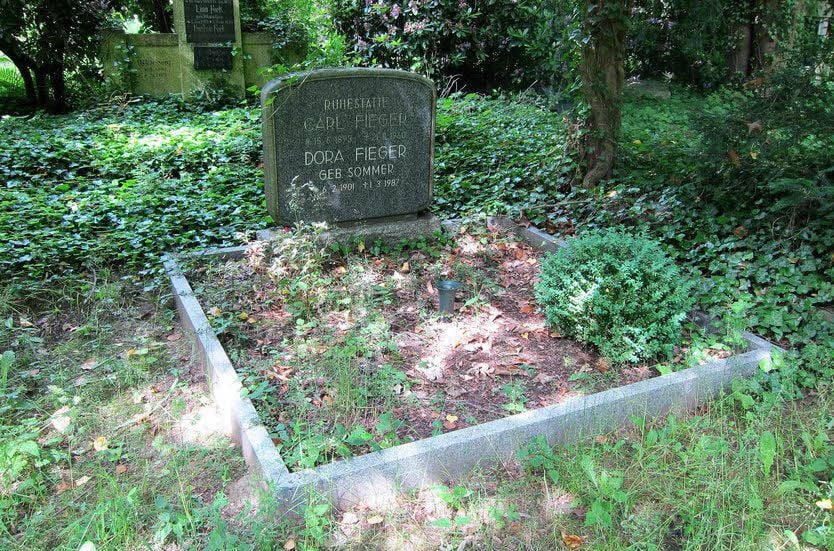 Die Grabstelle von Carl Fieger auf dem Friedhof III in Dessau.