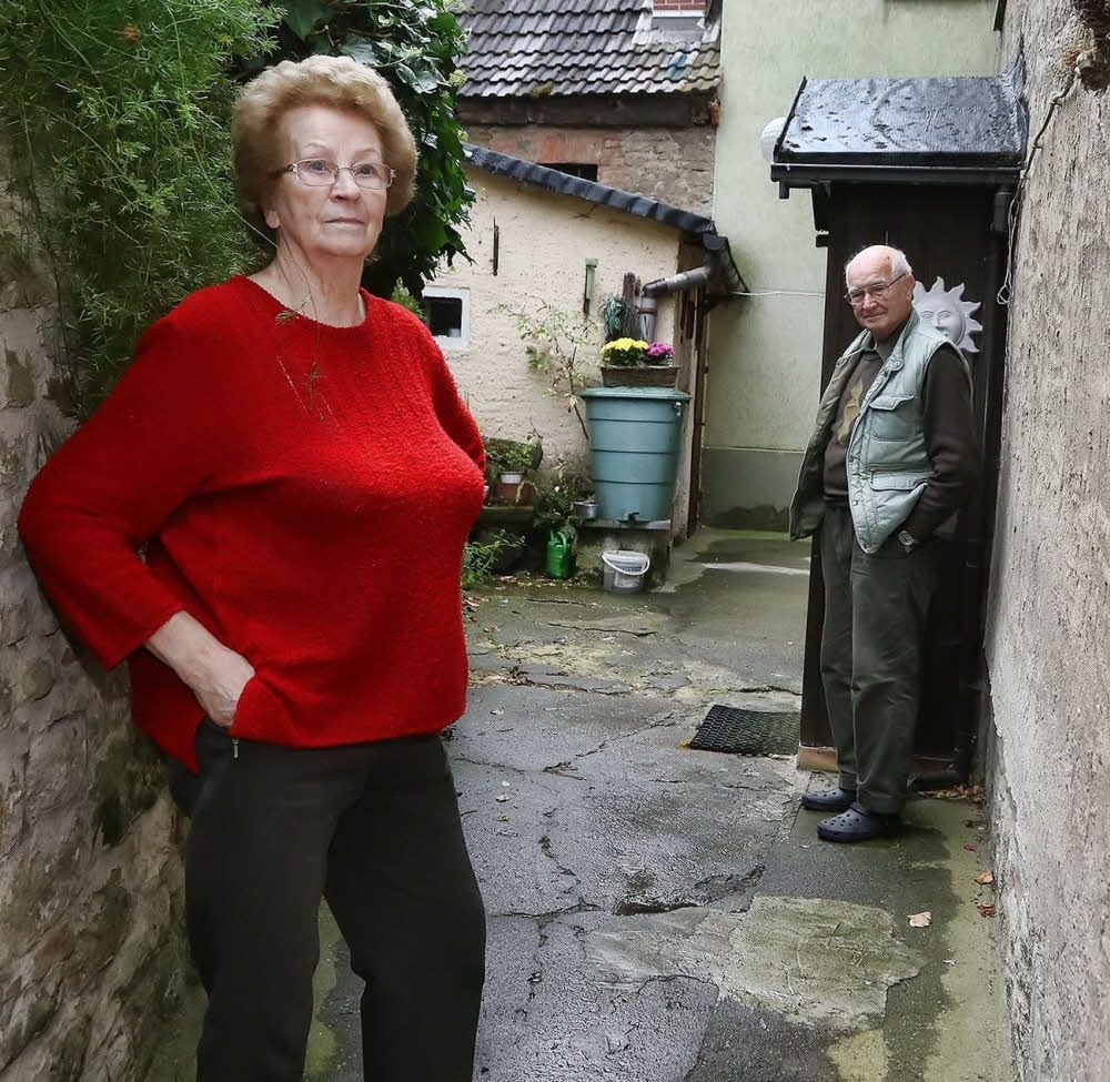 Margrit und Klaus Kühne auf ihrem kleinen Grundstück