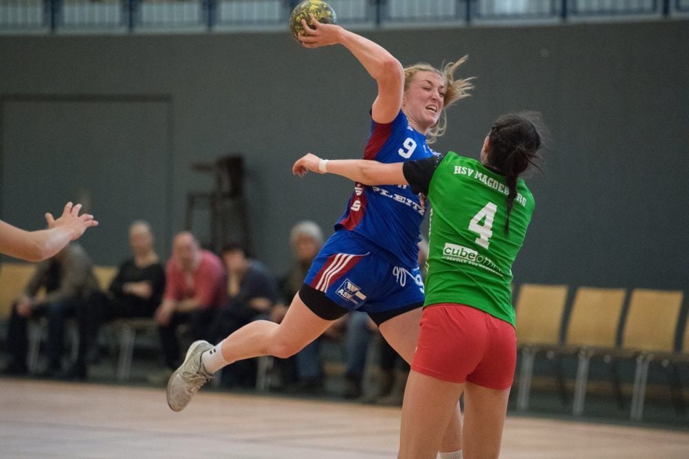 Carmen Ringler (l.), die in Heidelberg studiert hat, kehrt zum Oberligisten HC Burgenland zurück.