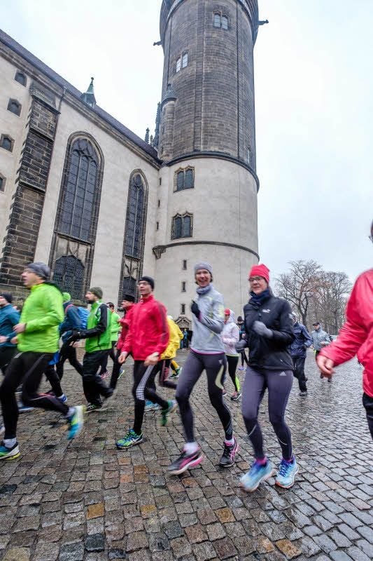 Laufend sind am Dienstagvormittag in Wittenberg rund 100 Teilnehmer ins neue Sportjahr gestartet.