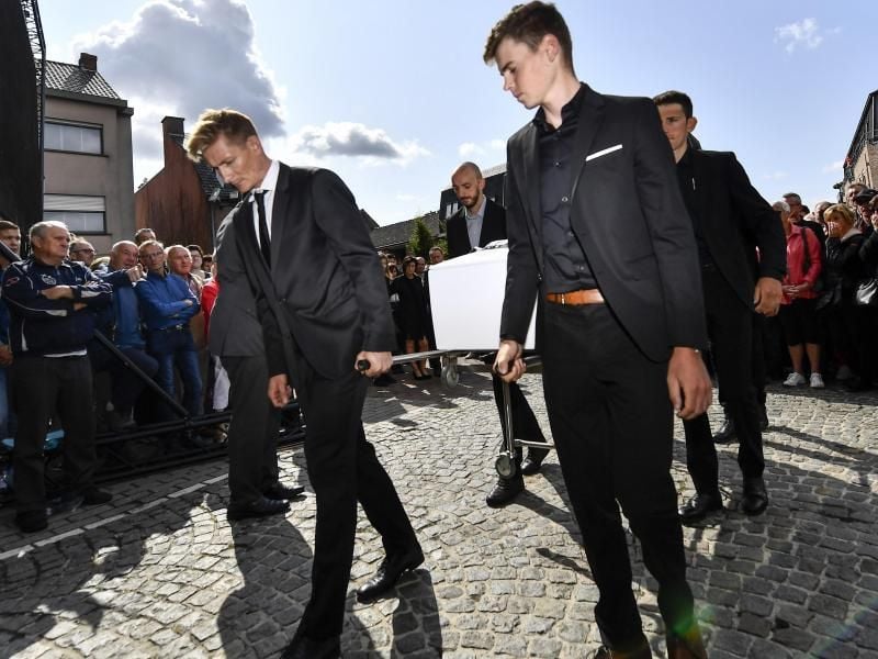 Abschied: André Greipel (l) trägt mit weiteren Teamkollegen den Sarg von Bjorg Lambrecht. Foto: Dirk Waem/BELGA