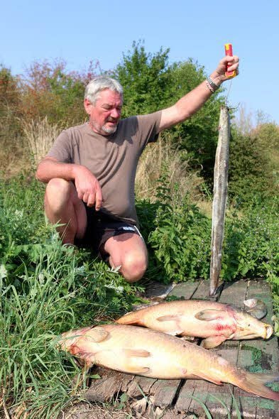 Von dicken Karpfen und langen Aalen, wie Dieter Voigt sie hochhält, träumen wohl viele Angler.
